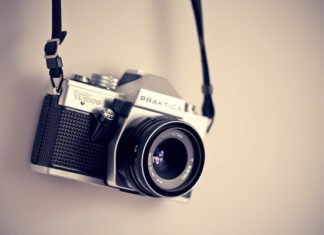 Семейните снимки са безценен спомен и чудесен подарък за близките, но невинаги е лесно да се улови перфектният момент. Независимо дали ще се снимате сами или ще се доверите на професионален фотограф, няма да е зле предварително да се подготвите. Съчетайте облеклата Някои семейства решават да се облекат абсолютно идентично, но това в никакъв случай не е най-добрият подход. Всъщност професионалните фотографи съветват да изберете цветова схема, включваща различни нюанси и текстури. Можете да балансирате с неутрални облекла, като деним например. Освен това не бива децата да са облечени твърде официално, а родителите – с небрежни ежедневни дрехи, или обратното. Избягвайте големи лога и твърде много десени Не се снимайте с дрехи с големи лога, защото те привличат погледа към себе си, а целта е на семейните снимки да се открояват хората, не дрехите им. Постарайте се да избягвате и прекалено много шарки. Вместо това се придържайте към правилото, че ако блузата е на райета, на точки или на каре, то панталонът или полата трябва да са едноцветни. Превърнете снимките в приятно преживяване за децата Снимките не бива да се превръщат в досадно занимание за децата. Включете малчуганите в подготовката за фотосесията, като подберете няколко тоалета и им дадете възможност сами да изберат какво да облекат. Така те ще се чувстват максимално комфортно. За да накарате децата да гледат на фотосесията като на нещо приятно, им обещайте да ги заведете някъде или да им подарите нещо след снимките. Ако се снимате сами, помислете добре за обстановката И най-забавните снимки ще бъдат съсипани, ако на фона се виждат разхвърляна стая или купища неизмити чинии. Затова непременно трябва да помислите за обстановката. Когато се снимате вкъщи, се постарайте от снимките да лъха усещане за домашен уют. Можете също така да излезете навън и да се позабавлявате на воля, ако времето го позволява. Какво по-хубаво от коледни снимки в снега, есенни снимки насред нападалите листа и т.н.! Провокирайте естествени усмивки Снимките, на които децата се усмихват насила, едва ли ще се наредят сред най-сполучливите. Вместо това се постарайте да създадете непринудена обстановка, в която да бъдат уловени неподправени емоции. Не спирайте да снимате, дори след като децата вече са престанали да позират. За да разведрите атмосферата и да предизвикате искрени реакции, пуснете някоя шега или накарайте хората, които ще се снимат, да направят нещо необичайно, например да скачат или да се наредят по нетипичен начин. Направете много снимки, за да можете да отсеете най-добрите С дигиталните фотоапарати вече не съществува опасност да ви свърши лентата в най-неподходящия момент. Непременно правете 10 или дори повече кадъра на една и съща поза, защото все някой може да мигне. Така ще имате избор и накрая просто ще изтриете онези от снимките, които не са се получили перфектно. Изберете подходящ фотограф за професионалната фотосесия Всеки фотограф има собствен почерк, затова трябва да проучите добре пазара и да се спрете на професионалист, чийто стил най-много съвпада с вашите желания и очаквания. След като направите своя избор, не се колебайте да се свържете с фотографа, за да споделите своите идеи и да обсъдите всичко, което ви интересува. С малко планиране семейните снимки със сигурност ще станат доста сполучливи, а времето, прекарано пред обектива заедно със семейството, ще се превърне в приятно изживяване.