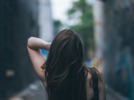 5 съвета за онези, които искат дълга коса Ако досега сте поддържали къса прическа, но имате желание да си пуснете дълга коса, добре е да се запознаете с някои съвети, с помощта на които тя ще расте по-бързо. Изисква се търпение и постоянство, но резултатът със сигурност си заслужава. Ограничете измиването с шампоан Ако се стремите към по-бърз растеж на косата и искате тя да изглежда жизнена и здрава, забравете за ежедневната употреба на шампоан. Специалистите съветват косата да се мие не повече от два-три пъти в седмицата. Изберете подходящ балсам Добрият балсам е много важен за по-бързия растеж на косата. Той „запечатва“ кутикулата на косъма и го предпазва от увреждане. Добре е веднъж в седмицата да нанасяте продукти с дълбоко подхранващо действие, като масло или маска. Можете да си ги купите от магазина или да ги приготвите в домашни условия. Грижете се за скалпа За да расте косата по-бързо, да бъде здрава и красива, е нужно да се полагат грижи и за скалпа. Специалистите препоръчват да го подхранвате с подходящ серум, който се втрива в корените няколко пъти седмично. Можете да заложите на продукти с кокосово масло или масло от авокадо. Добре е също така да масажирате скалпа, тъй като по този начин се подобрява кръвообращението, а това от своя страна стимулира растежа на космените фоликули. Редовно подстригвайте връхчетата На повечето хора им е трудно да се разделят дори с няколко сантиметра от косата си, особено когато нямат търпение тя да порасне по-бързо. Навременното премахване на цъфтежите обаче не бива да се пренебрегва, тъй като играе изключително важна роля в дългосрочен план. Ако пропускаме редовните посещения във фризьорския салон, в един момент ще се наложи да скъсим прическата повече, отколкото ни се иска. Избягвайте горещото В случай че обичате да се къпете с гореща вода, добре е да сте наясно, че с този свой навик вредите не само на косата, но и на кожата, и то повече, отколкото предполагате. Къпете се с топла вода, а накрая можете да изплаквате косата с хладка вода. Така кутикулата на косъма се затваря и става по-здрава. Желателно е също да ограничите употребата на инструментите за стилизиране. Растежът на косата изисква време и от вас зависи дали ще се възползвате от него по най-добрия начин. Ако се научите да спазвате съветите по-горе, след време косата ще ви се отплати за положените усилия и ще се превърне в нещо, с което се гордеете и събирате погледите.